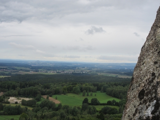 Blick über den Oberpfälzer Wald bis zum Parkstein der Vulkan Mitte links)