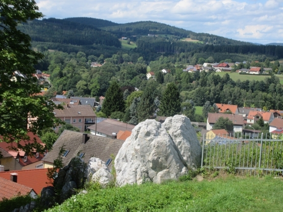 Quarzbrocken vor imposanter Kulisse