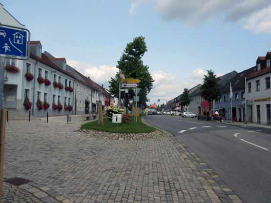 Markt mit Grünstreifen