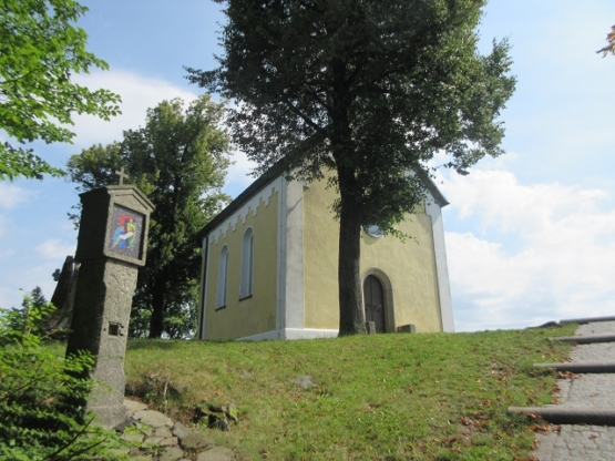 Wir erreichen den Gipfel mit seiner Kapelle.