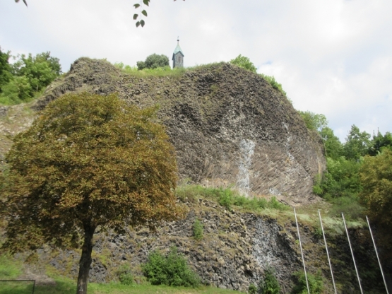 Oben thront die Kapelle über dem Städtchen