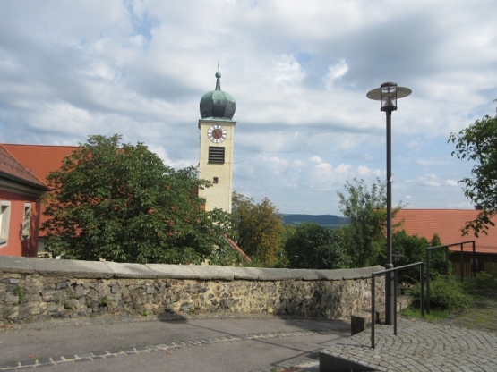 Kirche am Aufgang zur Kapelle