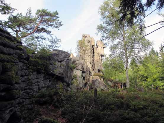 Es folgt der Zipfeltannenfelsen.