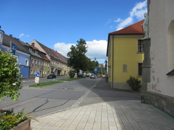 Hauptstraße mit dörflichem Charakter