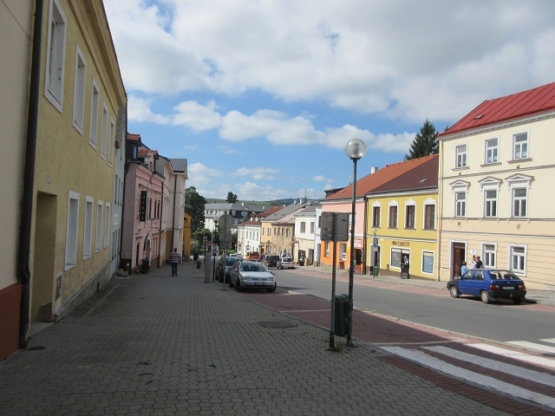 Rund um den Markt sieht man viele renovierte bunte Häuser