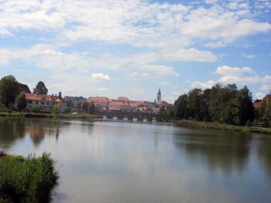 Blick vom Aussichtspunkt auf den See