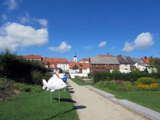 Der Fischhofpark liegt nahe der Stadt.