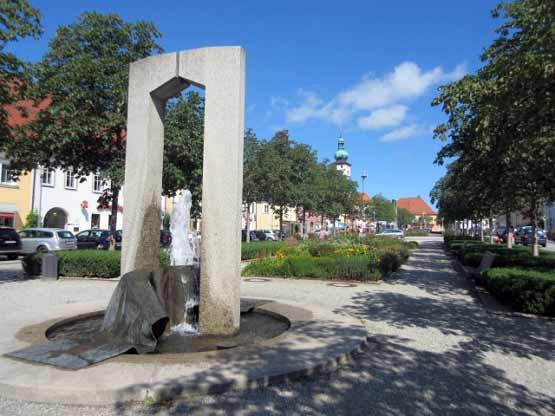 Springbrunnen und Parkanlage mitten auf dem Marktplatz