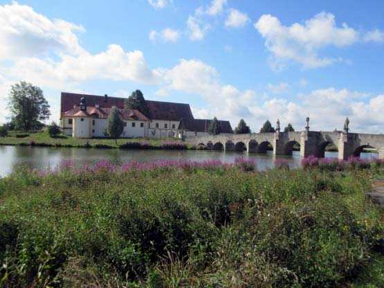 Steinbrücke mit Fischhof