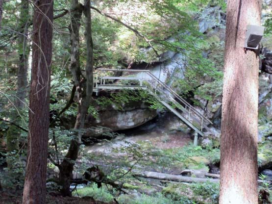 Treppensteg vom anderen Ufer aus.