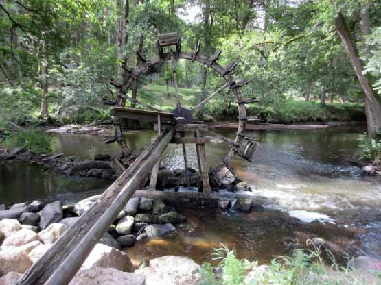 Wasserrad an der Blockhütte