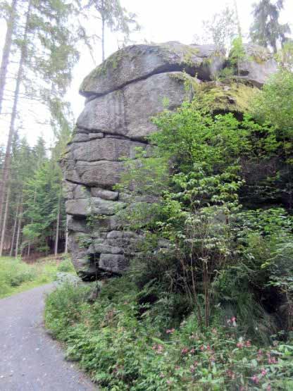 Weitere Felsen am Wegesrand