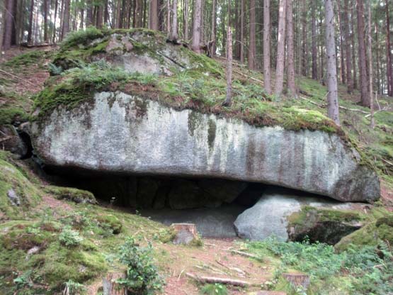 Höhle gegenüber der Blockhütte