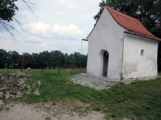 Kapelle und Steinmännchen