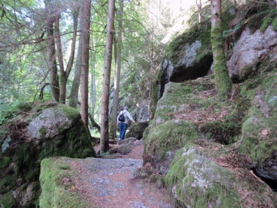 Wandern auf dem schmalem Uferpfad