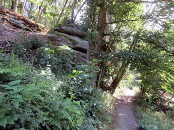 Die Felsen drohen auf den Weg zu stürzen.