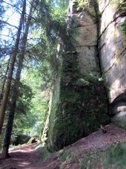 Gewaltige Felsgebilde am Wanderweg