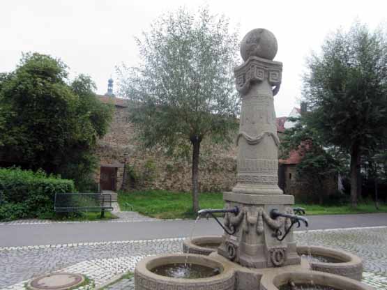 Brunnen an der alten Stadtmauer