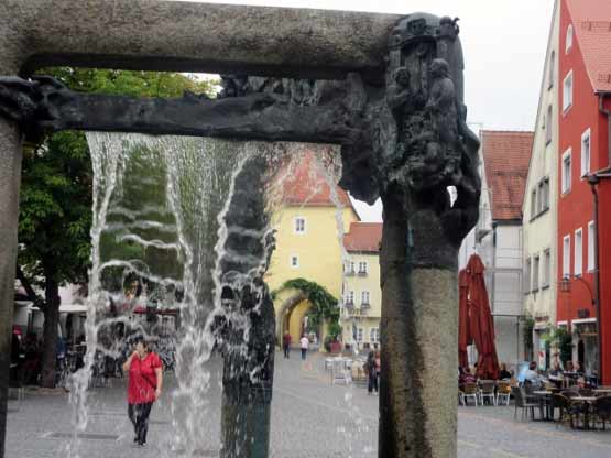 Blick durch den Brunnen zum Unteren Tor