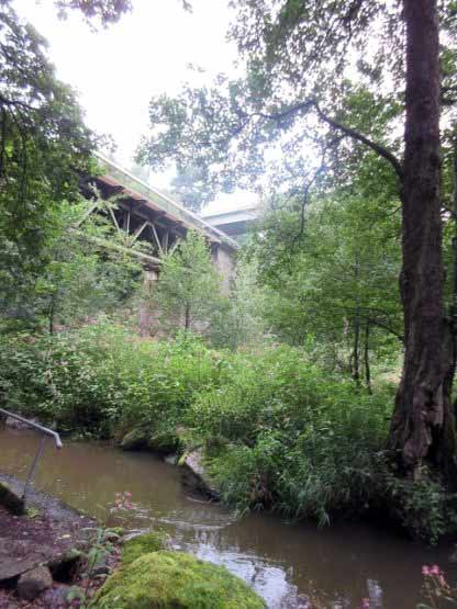 Gewaltig: Eisenbahnbrücke und darüber noch die Straße.