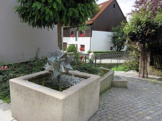 Brunnen an der Hauptstraße